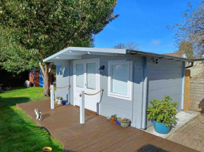 Private Lodge close to beaches and Goodwood